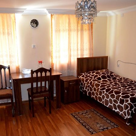 Nunu'S Guesthouse Цкалтубо Екстериор снимка